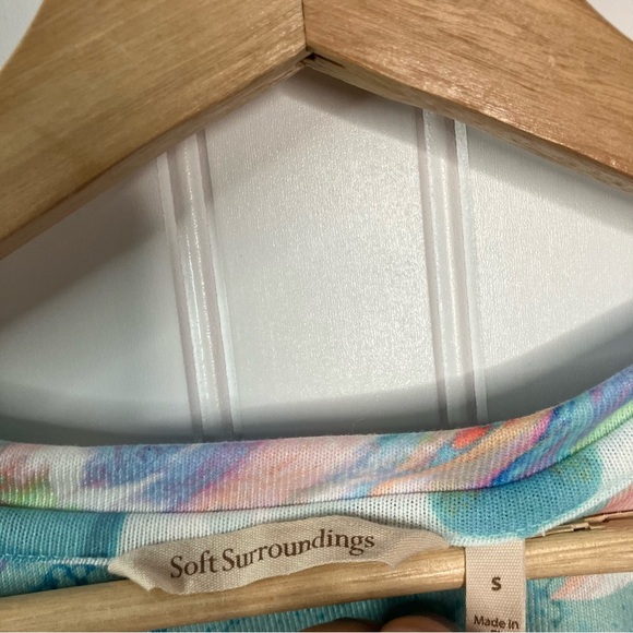 Soft Surroundings Top Small Floral Tropical Multicolor V-neck 3/4 Sleeve Shirt - Picture 3 of 10